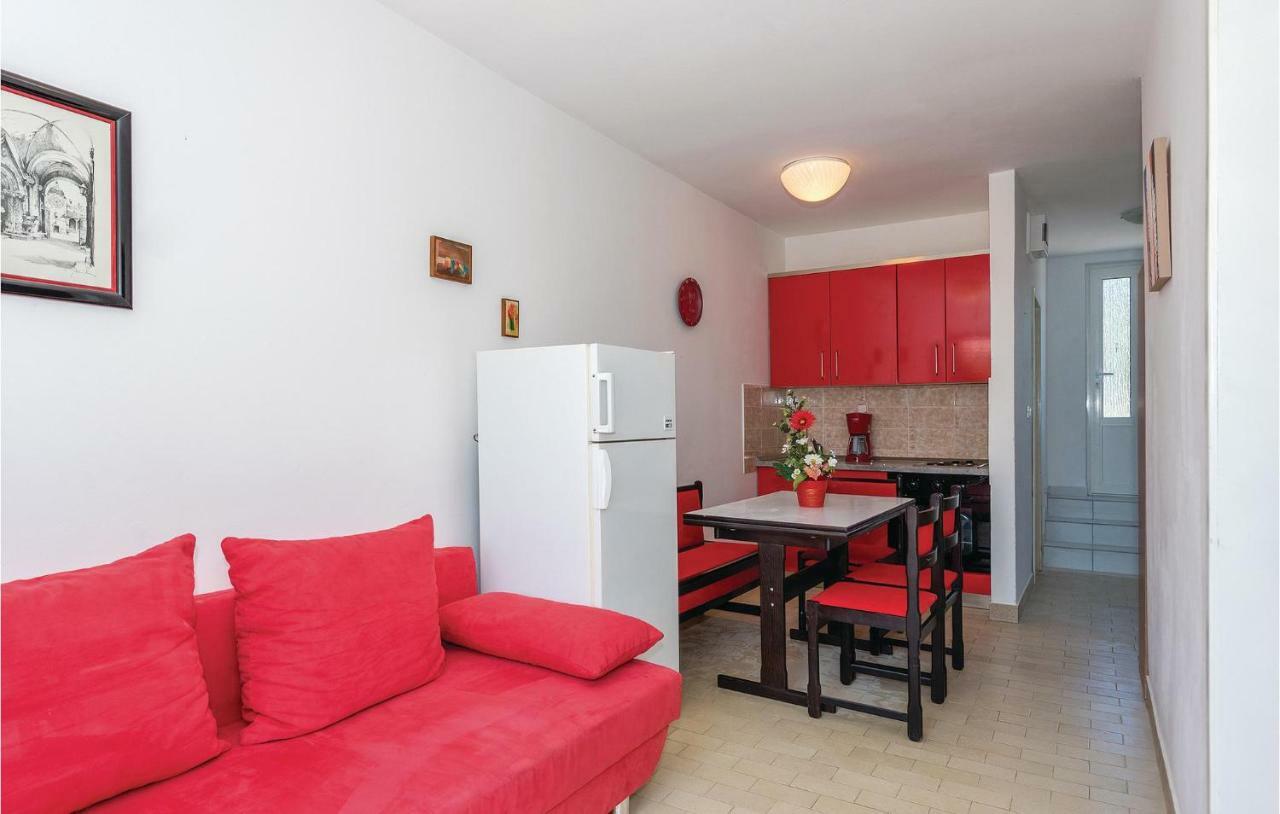 2 Bedroom Amazing Apartment In Rogoznica Рогозница Екстериор снимка